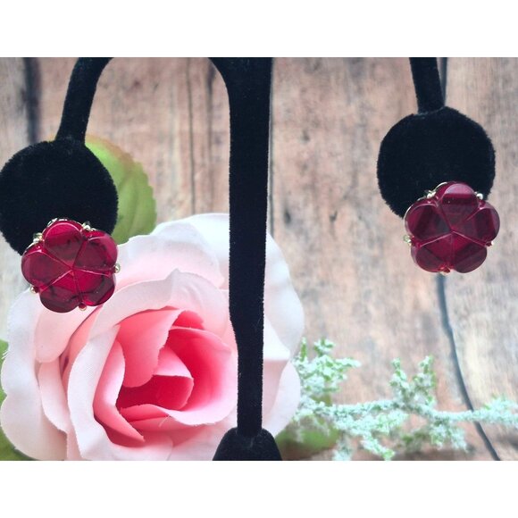 Beautiful Vintage Gold Tone Red Flower Screw Back Clip On Earrings - Picture 2 of 8